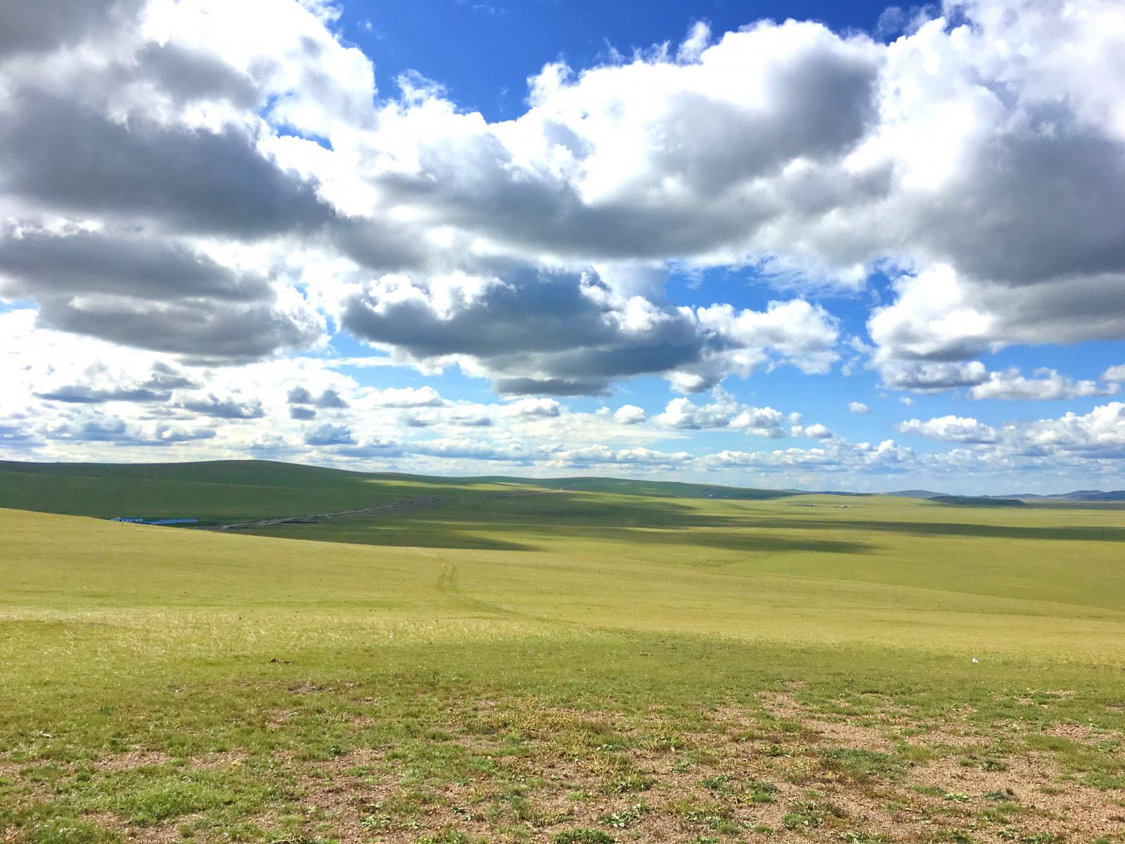内蒙古草原穿越之旅，蓝天白云美不胜收，与朋友们分享一下~