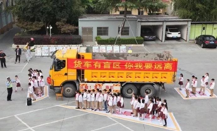 【实测】卡车盲区内居然站满了60个人... ...